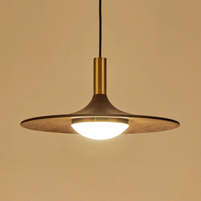 Le lampadario a sospensione a sospensione contemporanea con tonalità piatto in legno.