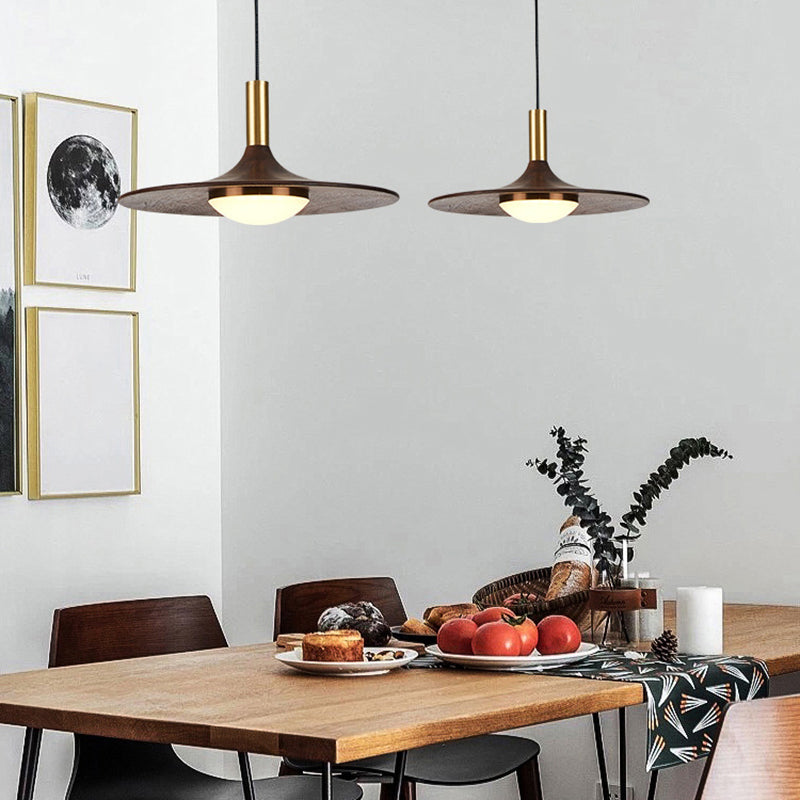 Le lampadario a sospensione a sospensione contemporanea con tonalità piatto in legno.