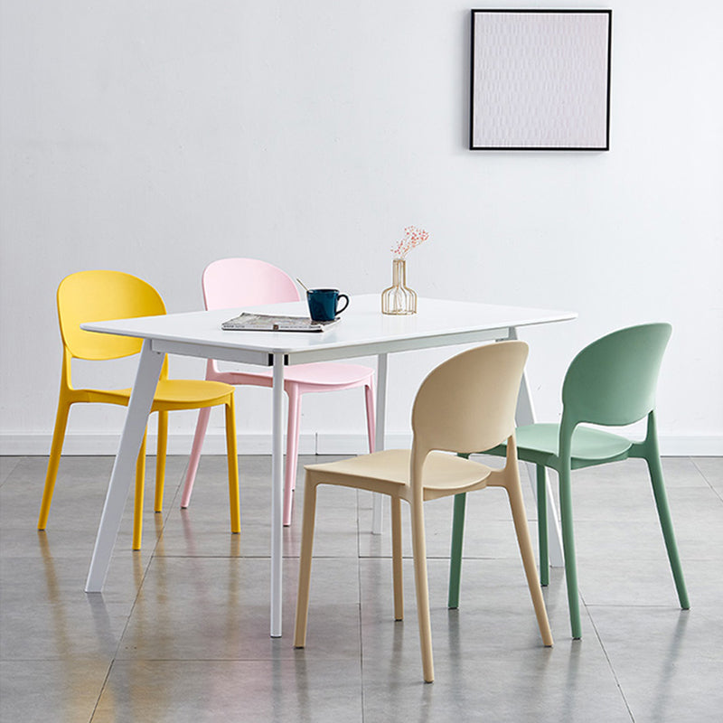 Chaise latéral de salle à manger en plastique mat