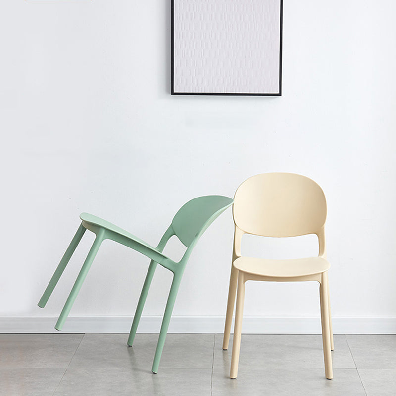Chaise latéral de salle à manger en plastique mat