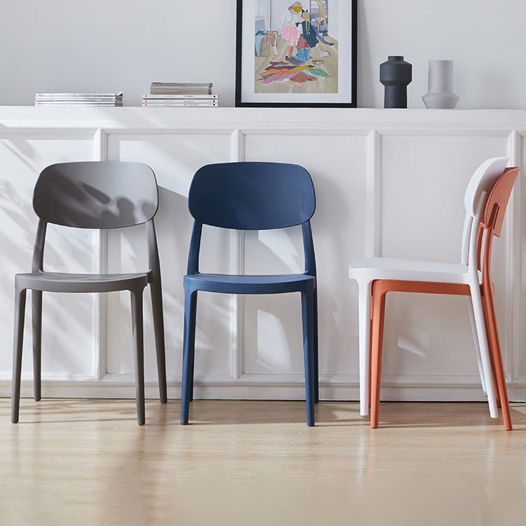 Silla lateral abierta apilable de cena sin brazos del plástico escandinavo de las sillas