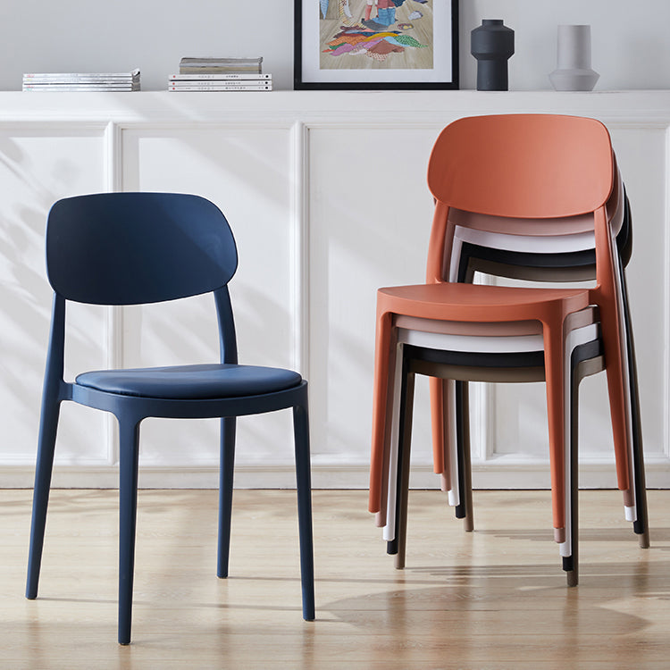 Silla lateral abierta apilable de cena sin brazos del plástico escandinavo de las sillas