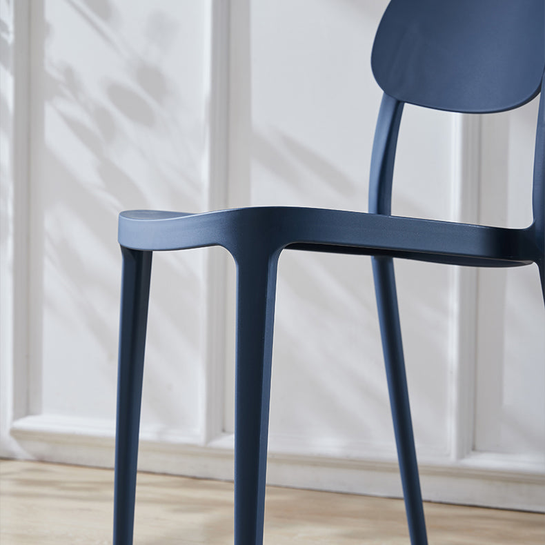 Silla lateral abierta apilable de cena sin brazos del plástico escandinavo de las sillas
