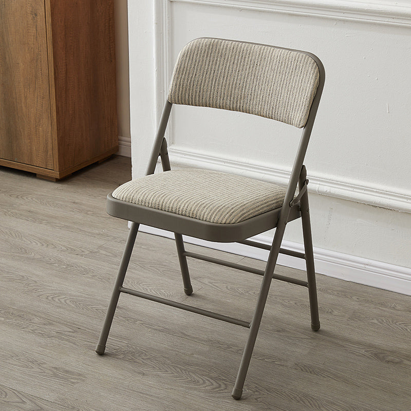 Les chaises latérales tapissées se pliantes de style industriel ouvrent les chaises latérales de salle à manger arrière