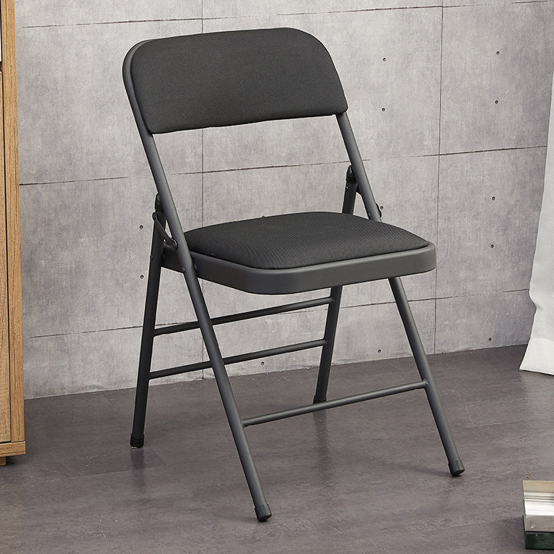 Les chaises latérales tapissées se pliantes de style industriel ouvrent les chaises latérales de salle à manger arrière