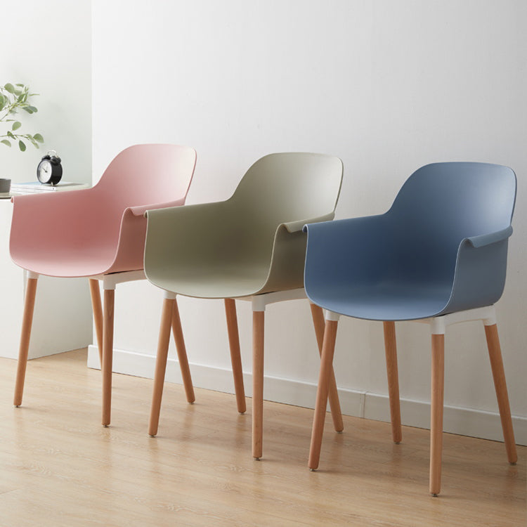 Scandinavische eetgelegenheden plastic fauteuils met houten benen (set van 4)
