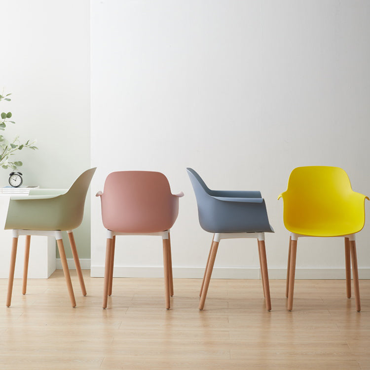 Scandinavische eetgelegenheden plastic fauteuils met houten benen (set van 4)