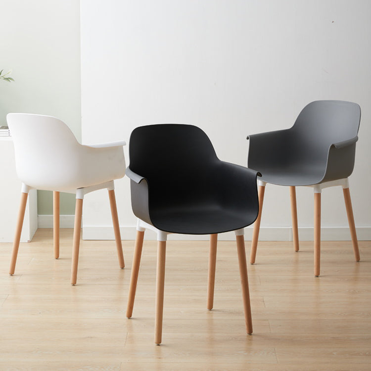 Scandinavische eetgelegenheden plastic fauteuils met houten benen (set van 4)