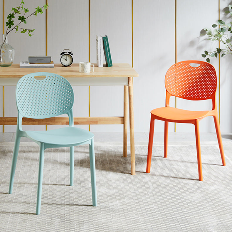 Silla lateral de plástico contemporánea, silla lateral de comedor sin brazos apilable con respaldo abierto