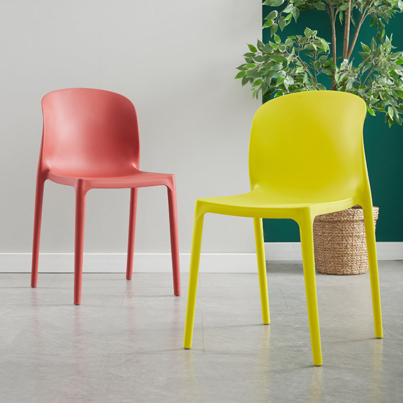 Chaise d'appoint de salle à manger empilable en plastique Chaises de salle à manger sans accoudoirs à dossier solide (Ensemble de 4)