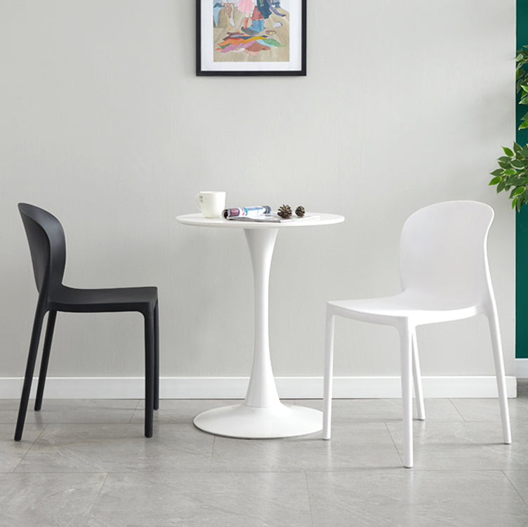 Chaise d'appoint de salle à manger empilable en plastique Chaises de salle à manger sans accoudoirs à dossier solide (Ensemble de 4)