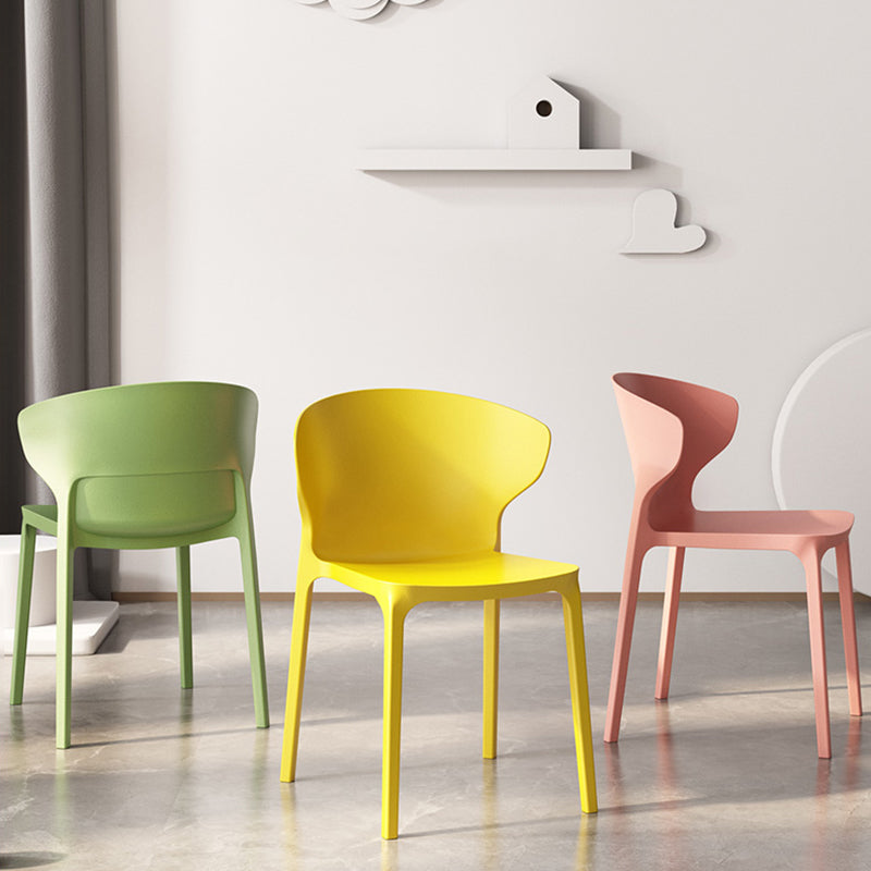 Chaise d'appoint en plastique pour salle de réunion scandinave, chaise de salle à manger à oreilles au fini mat (Ensemble de 4)