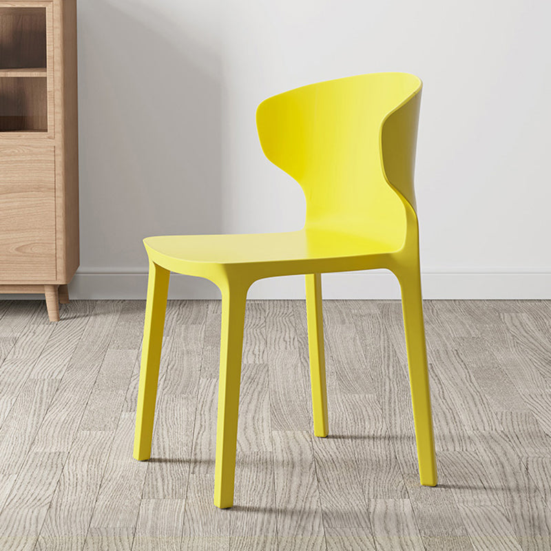 Chaise d'appoint en plastique pour salle de réunion scandinave, chaise de salle à manger à oreilles au fini mat (Ensemble de 4)