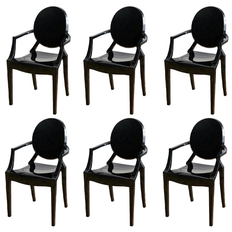Bras en plastique de style contemporain dinant les chaises latérales empilables à dos ouvert de chaises