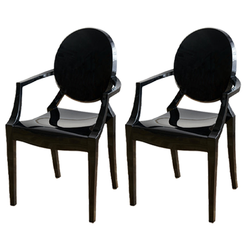 Bras en plastique de style contemporain dinant les chaises latérales empilables à dos ouvert de chaises