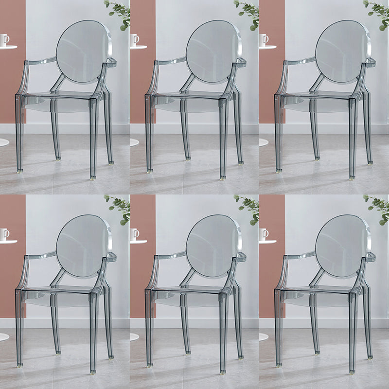 Bras en plastique de style contemporain dinant les chaises latérales empilables à dos ouvert de chaises