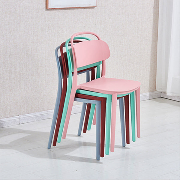 Chaise scandinave en plastique empilable à dossier ouvert au fini mat (Ensemble de 4)