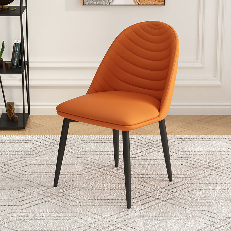 Les chaises de salle à manger contemporaines en métal ont tapissé les chaises en cuir de salle à manger sans bras pour l'usage à la maison