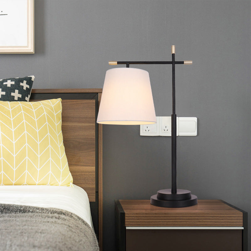 1 table de tête de chambre à coucher lumière moderne lampe de nuit noire moderne avec une teinte en tissu conique