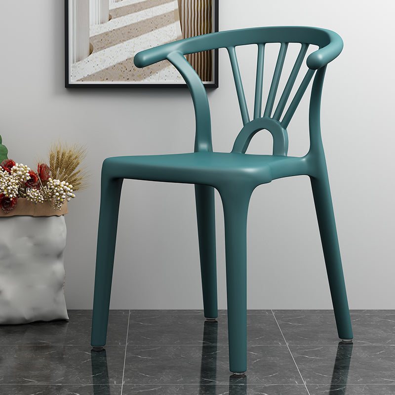 Parte posterior plástica del listón de la silla lateral casera contemporánea del final mate que cena la silla