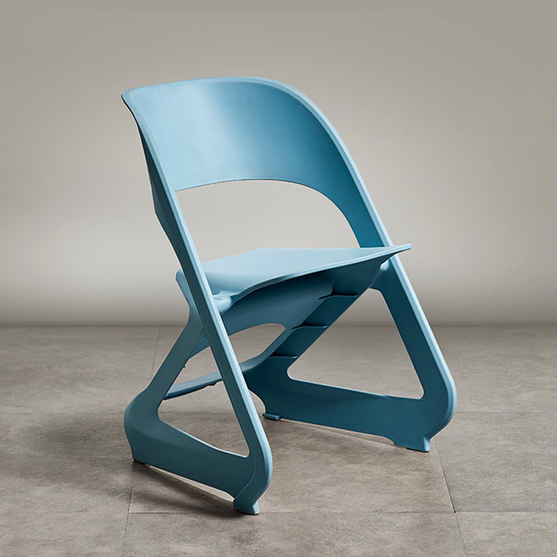 Les chaises sans bras de salle à manger en plastique de style minimaliste ouvrent les chaises latérales de salle à manger arrière