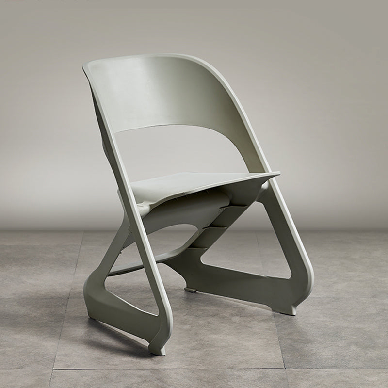 Les chaises sans bras de salle à manger en plastique de style minimaliste ouvrent les chaises latérales de salle à manger arrière