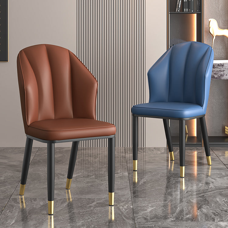 La salle à manger en métal Glam préside les chaises en cuir latérales tapissées sans bras pour le restaurant