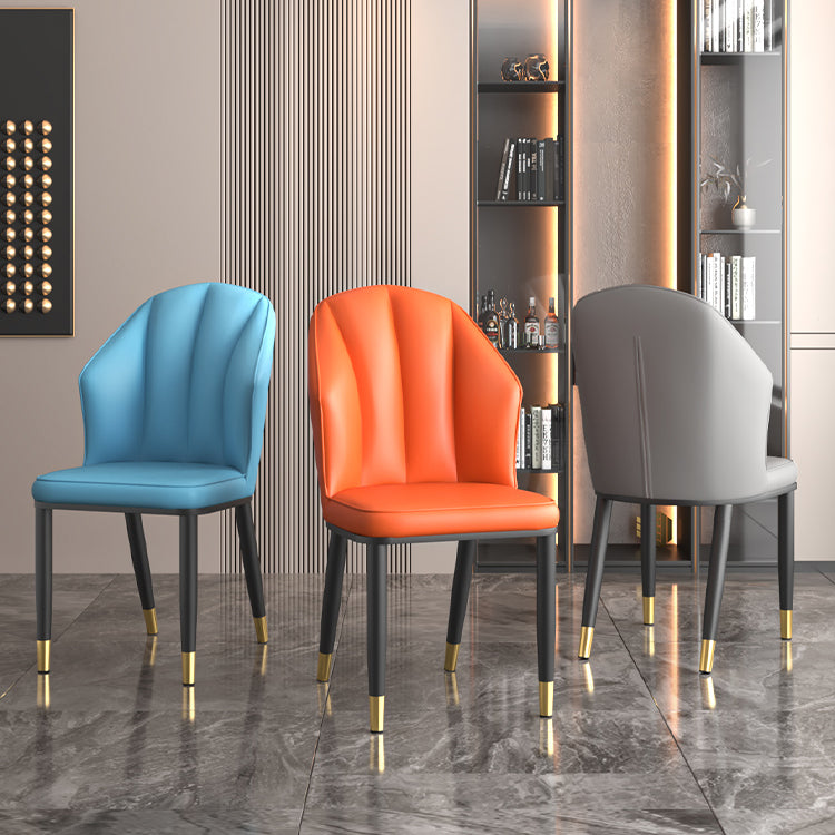 La salle à manger en métal Glam préside les chaises en cuir latérales tapissées sans bras pour le restaurant