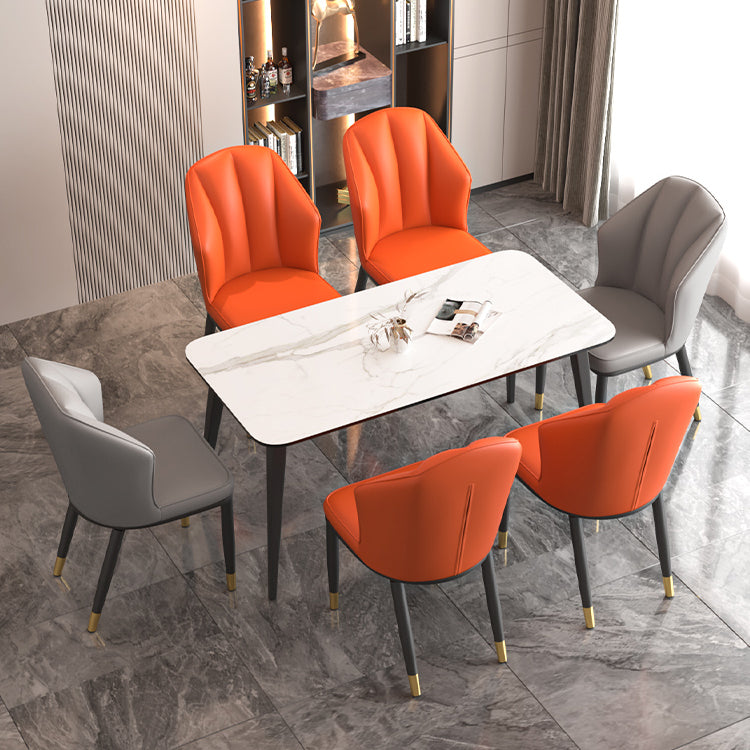 La salle à manger en métal Glam préside les chaises en cuir latérales tapissées sans bras pour le restaurant