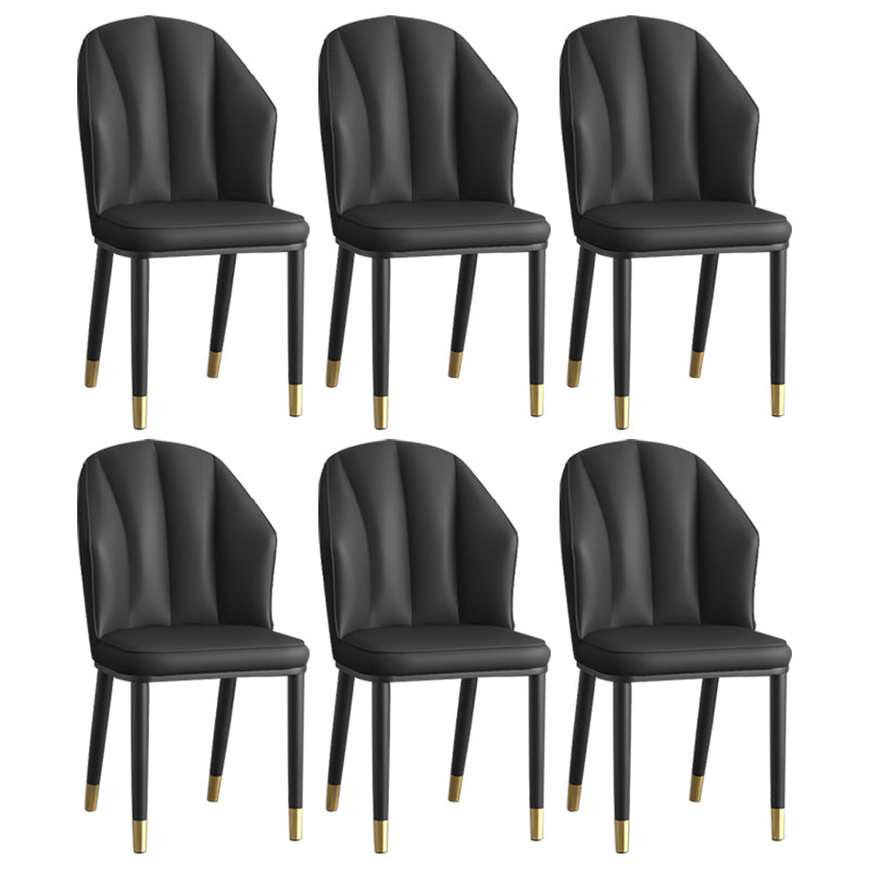La salle à manger en métal Glam préside les chaises en cuir latérales tapissées sans bras pour le restaurant