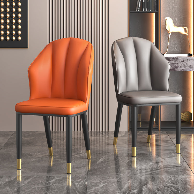 La salle à manger en métal Glam préside les chaises en cuir latérales tapissées sans bras pour le restaurant