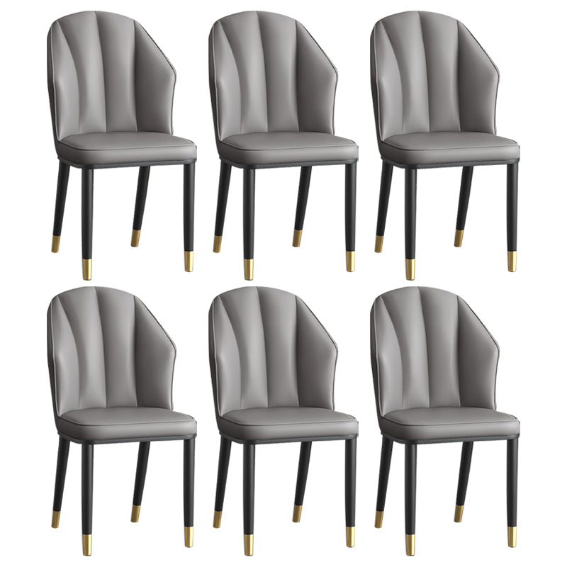 La salle à manger en métal Glam préside les chaises en cuir latérales tapissées sans bras pour le restaurant