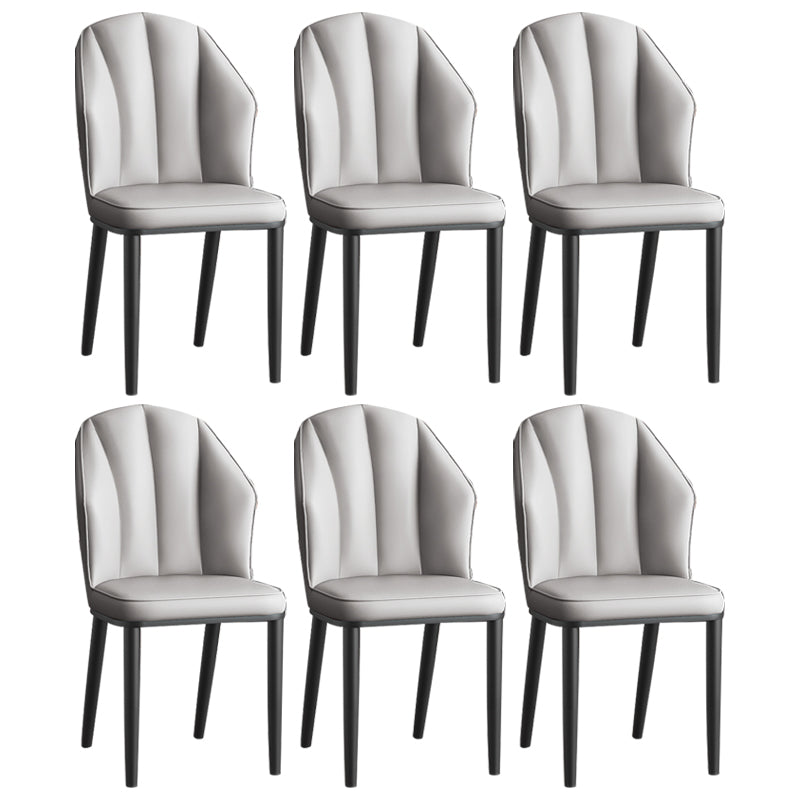 La salle à manger en métal Glam préside les chaises en cuir latérales tapissées sans bras pour le restaurant