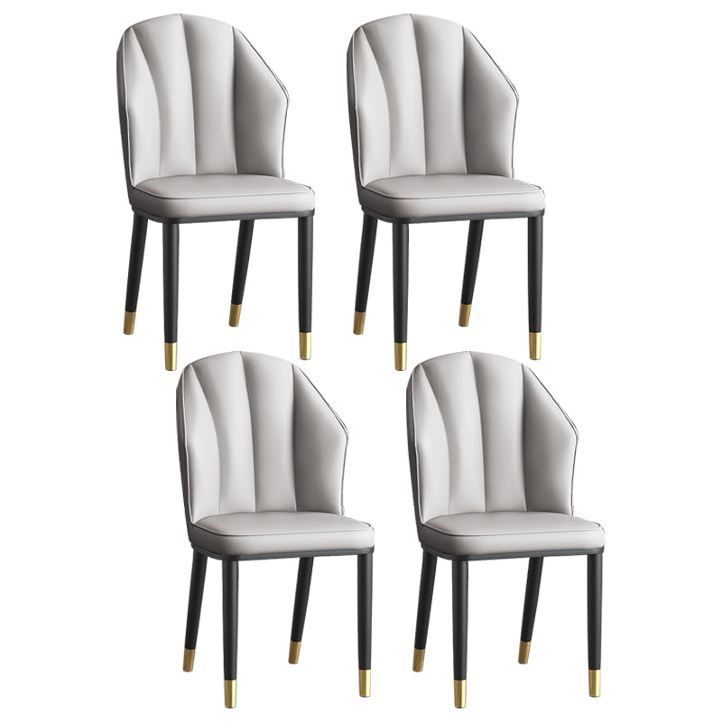 La salle à manger en métal Glam préside les chaises en cuir latérales tapissées sans bras pour le restaurant