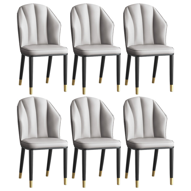 La salle à manger en métal Glam préside les chaises en cuir latérales tapissées sans bras pour le restaurant