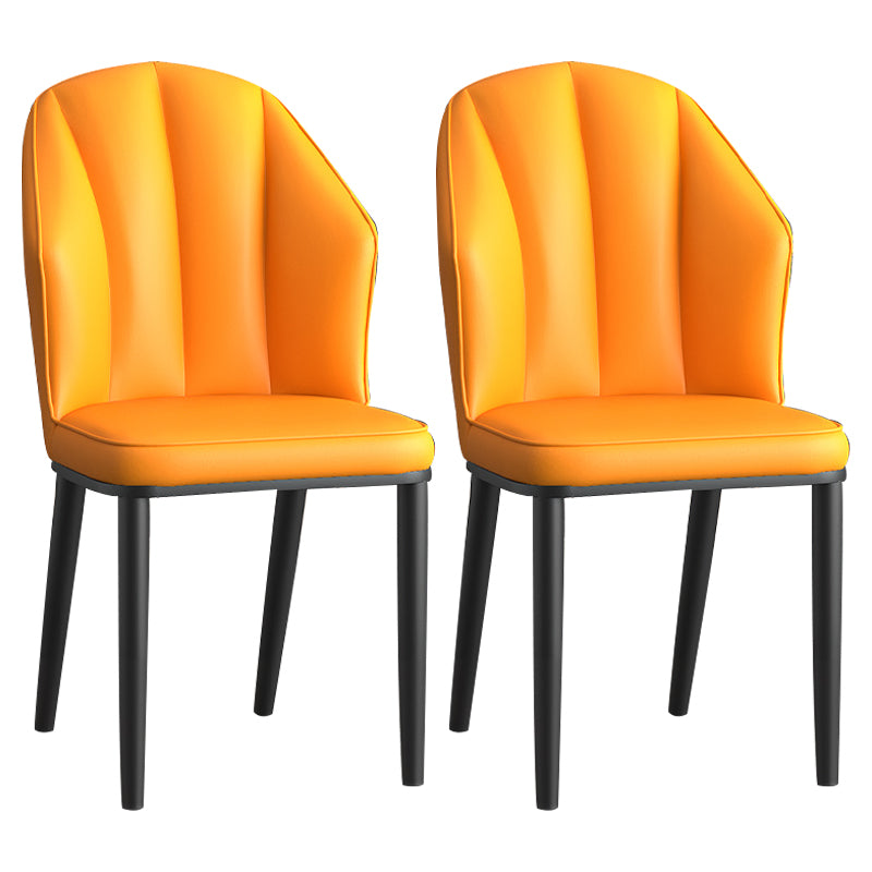 La salle à manger en métal Glam préside les chaises en cuir latérales tapissées sans bras pour le restaurant