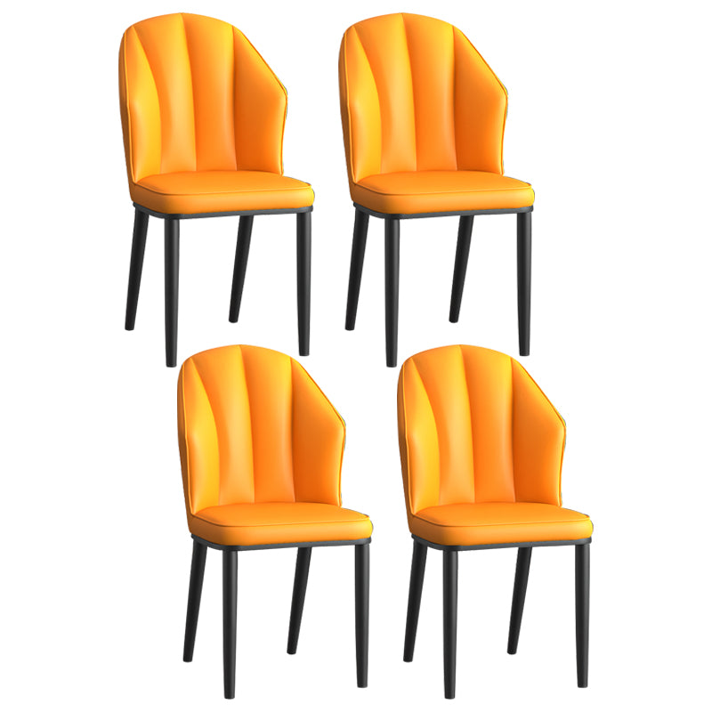 La salle à manger en métal Glam préside les chaises en cuir latérales tapissées sans bras pour le restaurant