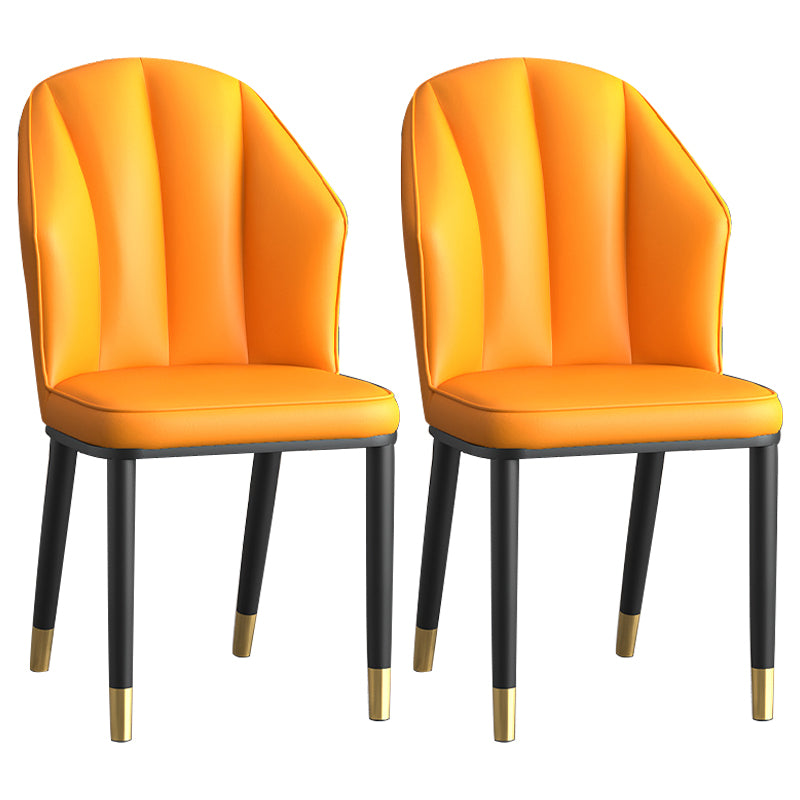 La salle à manger en métal Glam préside les chaises en cuir latérales tapissées sans bras pour le restaurant
