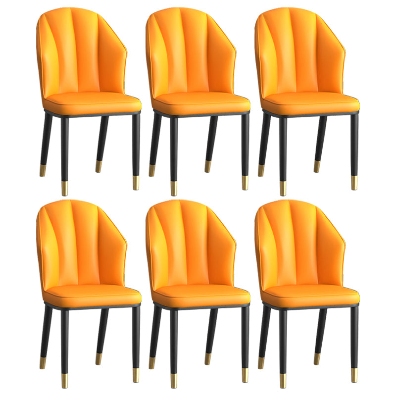 La salle à manger en métal Glam préside les chaises en cuir latérales tapissées sans bras pour le restaurant