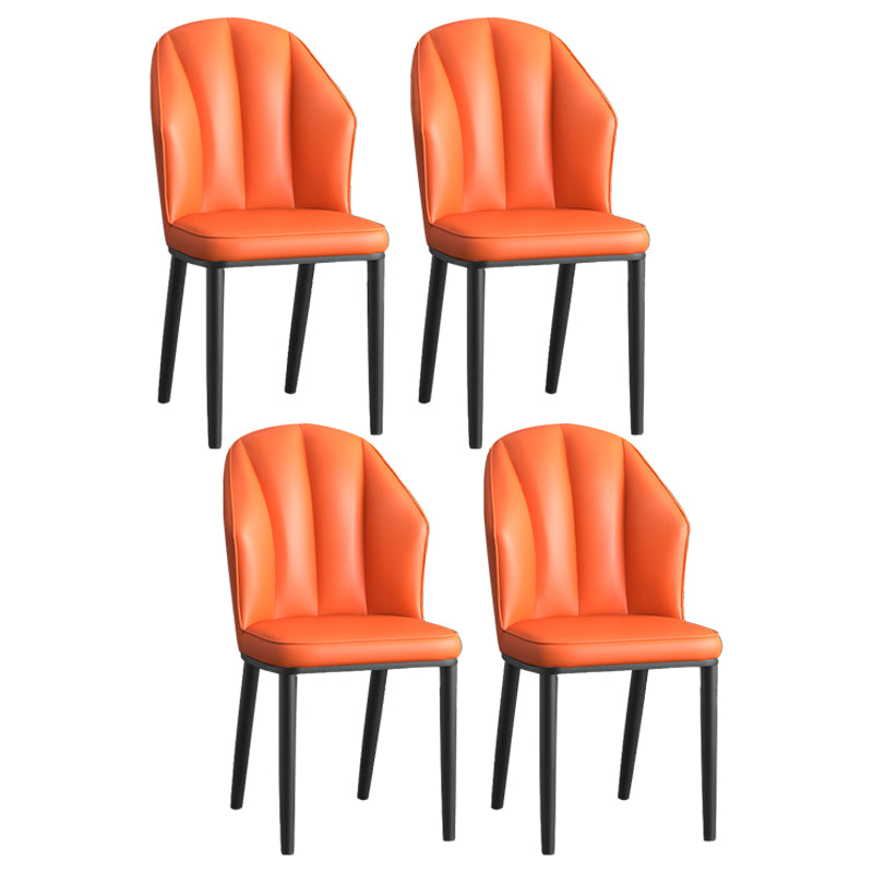 La salle à manger en métal Glam préside les chaises en cuir latérales tapissées sans bras pour le restaurant