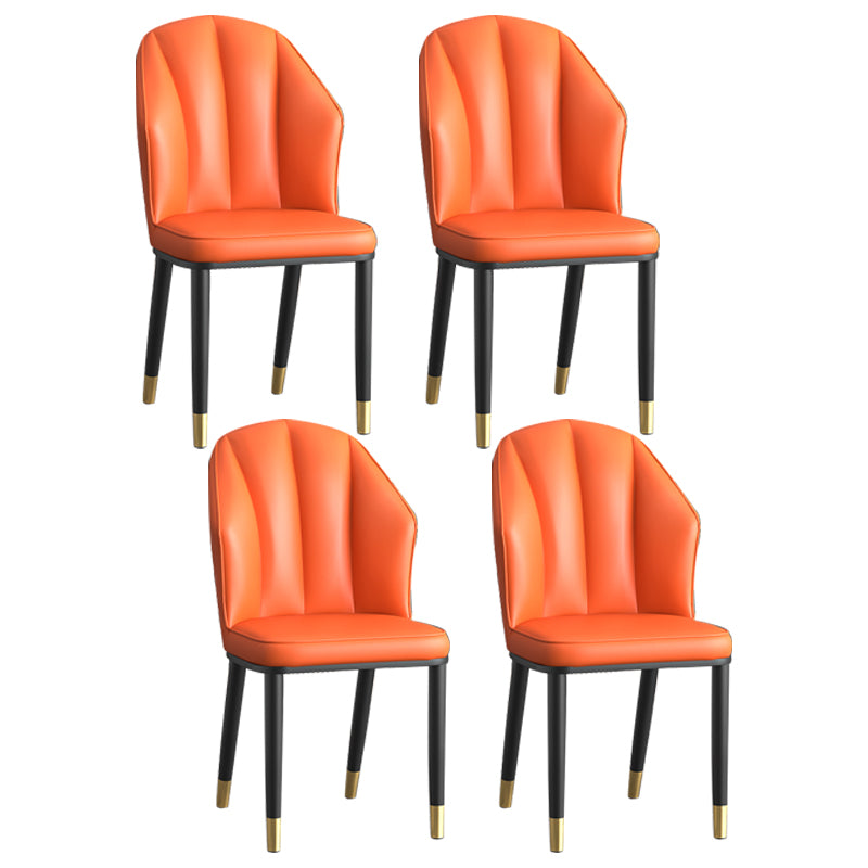 La salle à manger en métal Glam préside les chaises en cuir latérales tapissées sans bras pour le restaurant