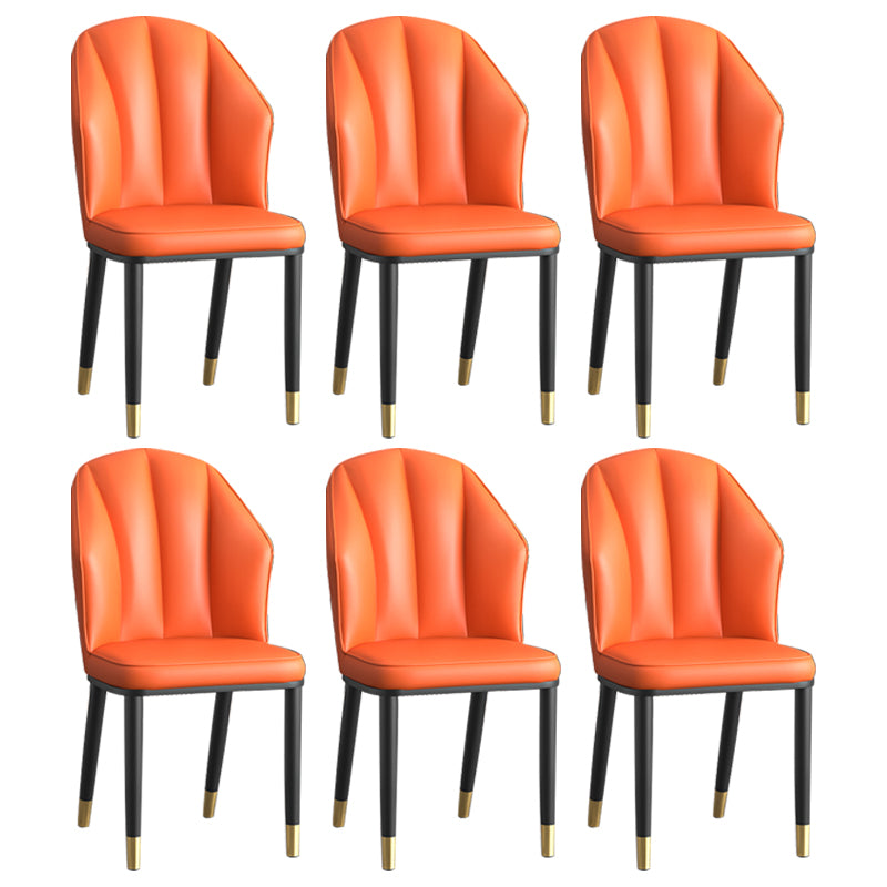 La salle à manger en métal Glam préside les chaises en cuir latérales tapissées sans bras pour le restaurant