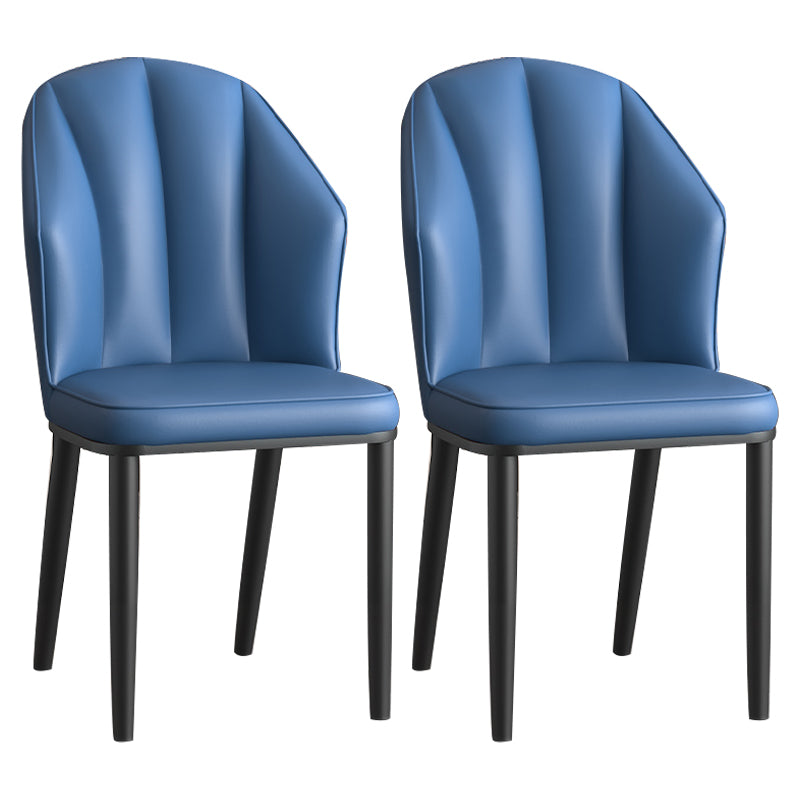 La salle à manger en métal Glam préside les chaises en cuir latérales tapissées sans bras pour le restaurant