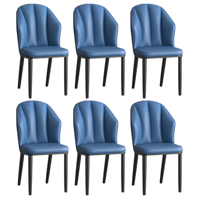 La salle à manger en métal Glam préside les chaises en cuir latérales tapissées sans bras pour le restaurant