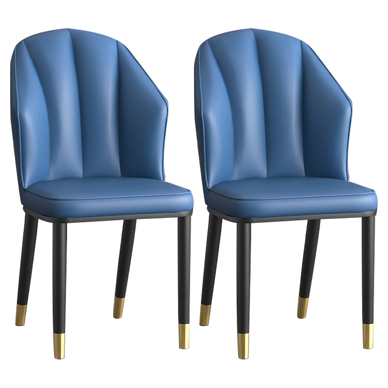 La salle à manger en métal Glam préside les chaises en cuir latérales tapissées sans bras pour le restaurant
