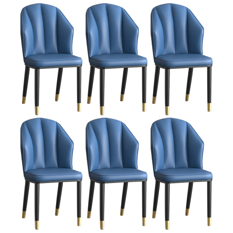 La salle à manger en métal Glam préside les chaises en cuir latérales tapissées sans bras pour le restaurant