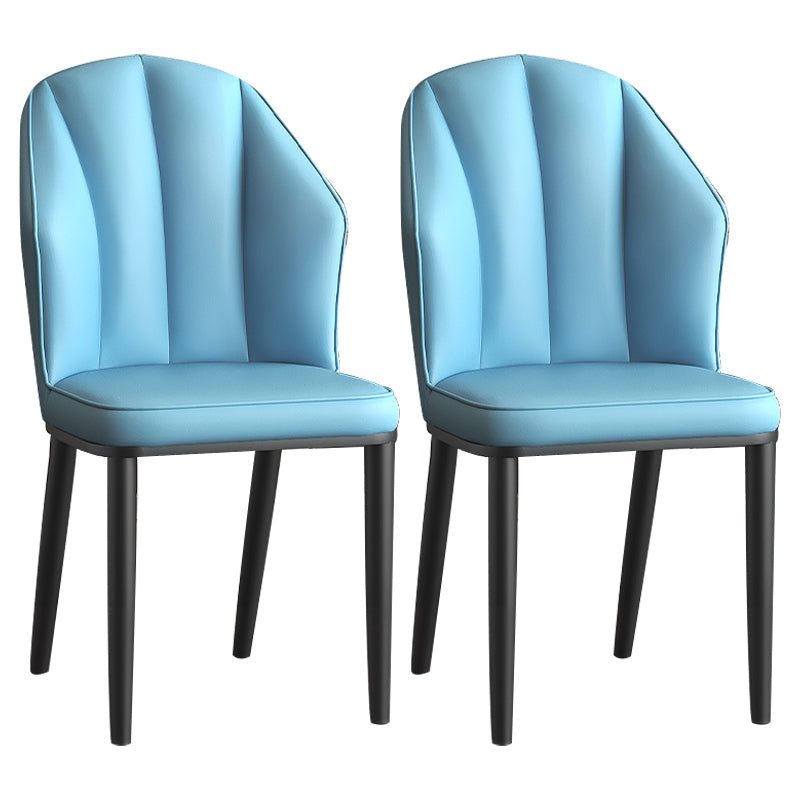 La salle à manger en métal Glam préside les chaises en cuir latérales tapissées sans bras pour le restaurant