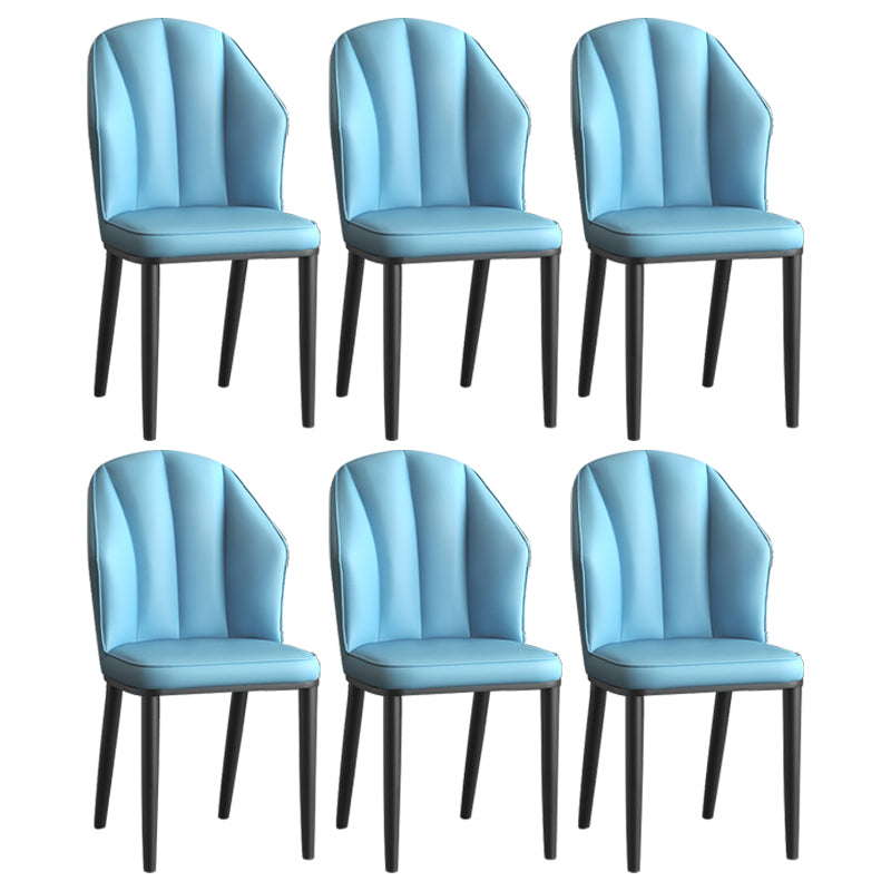 La salle à manger en métal Glam préside les chaises en cuir latérales tapissées sans bras pour le restaurant