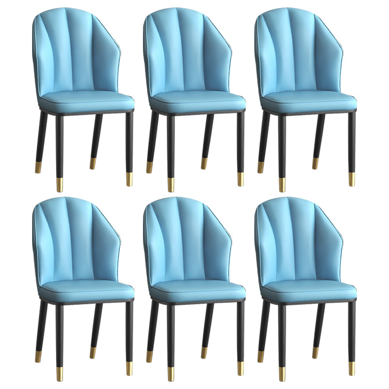 La salle à manger en métal Glam préside les chaises en cuir latérales tapissées sans bras pour le restaurant