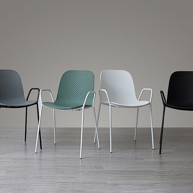 Sillas de comedor de plástico de cocina de estilo industrial que cenan sillones apilables con patas de metal
